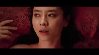 ນັ່ງຢູ່ເທິງໃບຫນ້າຂອງລາວຢູ່ເທິງຕຽງ