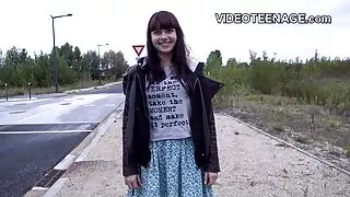 ຜົມແດງ cutie ກັບແວ່ນຕາເຮັດໃຫ້ blowjob ແລະມີເພດສໍາພັນ