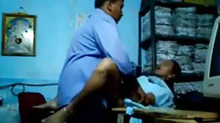 Dildo ສໍາລັບ slit ສີບົວແຫນ້ນຂອງນາງ
