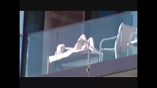 ເດັກຍິງທີ່ມີກົ້ນ elastic ໃຫຍ່ jumps ສຸດ cock