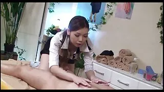 ຜິວເນື້ອສີຂາວທີ່ມີ tits ທໍາມະຊາດຂະຫນາດໃຫຍ່ແລະ fuck ຍາກ