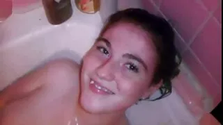 ຜິວເນື້ອສີຂາວຮ້ອນທີ່ມີ tits ທໍາມະຊາດເຮັດໃຫ້ blowjob