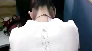 ຜິວເນື້ອສີຂາວກົ້ນມີ dildo