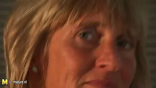 Slut mounts ໃຫຍ່ dildo