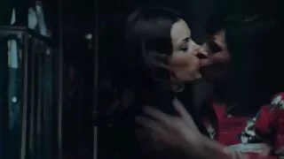 ຂະຫນາດນ້ອຍກເລ່ brunette blowjob ແລະ pussy caress