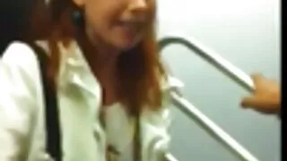 ຜົວຮັກກົ້ນ fuck ພັນລະຍາທີ່ຫນ້າຮັກໃນຂະນະທີ່ fisting pussy ງາມຂອງນາງ