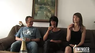 ເມຍຜິວເນື້ອສີຂາວງາມ milf ເຮັດໃຫ້ເປັນ blowjob lustful ແລະກອງປະຊຸມ fucking
