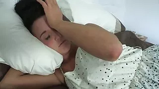 ເດັກຍິງທີ່ມີ sex toy ໃນຮູທະວານເຮັດ blowjob ແລະໄດ້ຮັບການໂຫຼດກ່ຽວກັບຮ່າງກາຍ