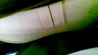MILF ຜິວເນື້ອສີຂາວທີ່ມີ tits ທໍາມະຊາດເຮັດໃຫ້ blowjob ໃນຫ້ອງນ້ໍາ