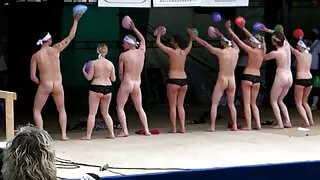 ການປະຕິບັດ footjob interracial ງາມ