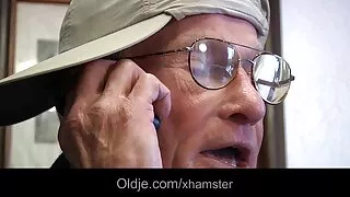 Sexy babe ດູດ dick ໃນ POV