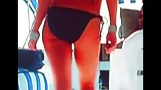ເດັກນ້ອຍ tanned ໃນ pantyhose ຂັບເຄື່ອນຜູ້ຊາຍຂອງນາງ